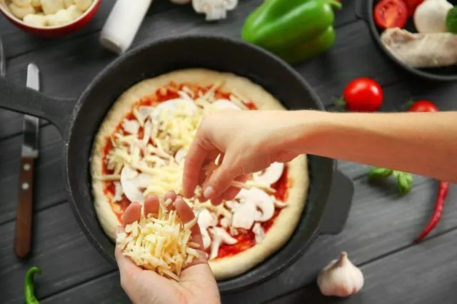 Resep Pizza Teflon Anti Gagal buat Pemula yang Empuk & Lembut 11