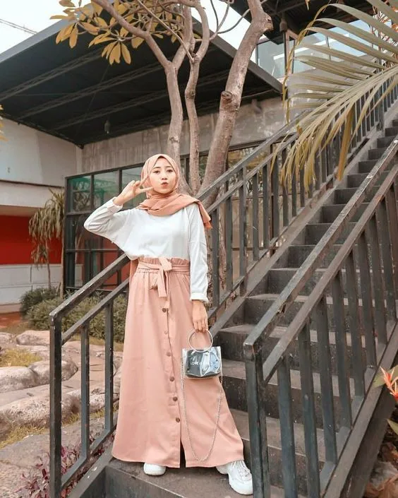 9 Style Warna Hijab yang Cocok dengan Baju Putih 11