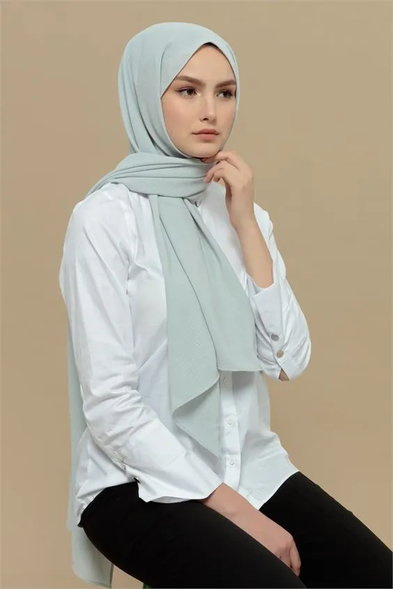 9 Style Warna Hijab yang Cocok dengan Baju Putih 18