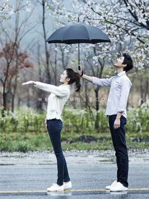 12 Ide Pre-wedding Berpose Pakai Payung. Tetap Terlihat Estetik, Plus Aman di Musim Hujan~ 14