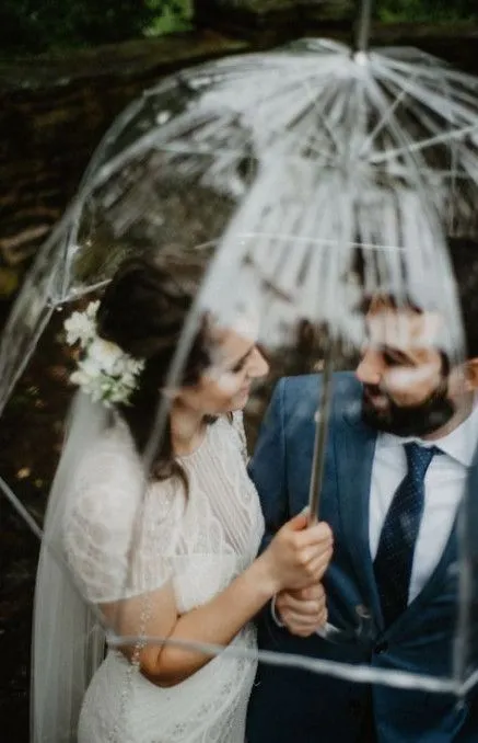 12 Ide Pre-wedding Berpose Pakai Payung. Tetap Terlihat Estetik, Plus Aman di Musim Hujan~ 24