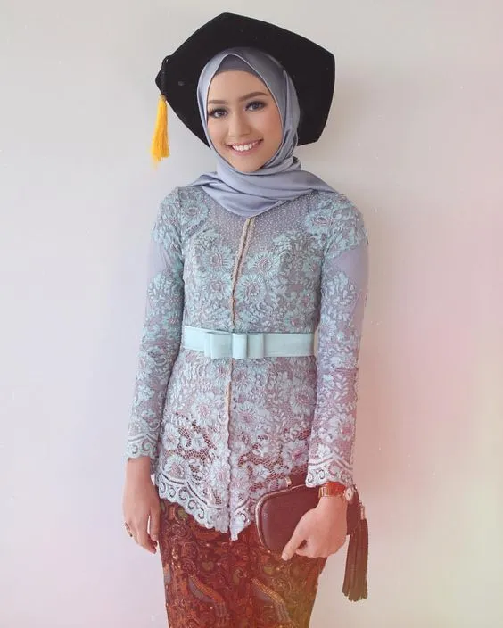 10 OOTD Kebaya Abu-Abu yang Elegan dan Modern 13