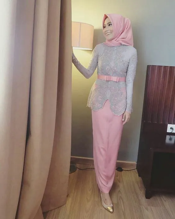 10 OOTD Kebaya Abu-Abu yang Elegan dan Modern 16