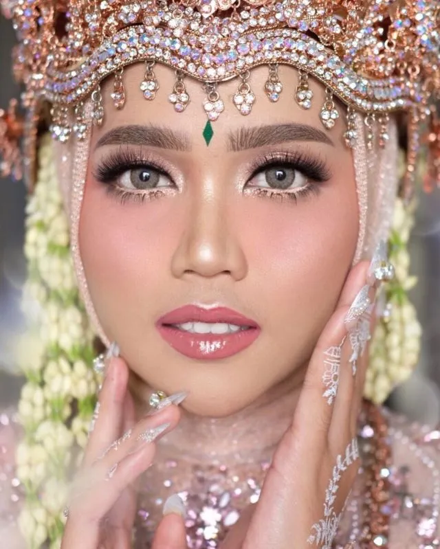 12 Ide Make-up Pengantin dengan Hijab dan Siger 15