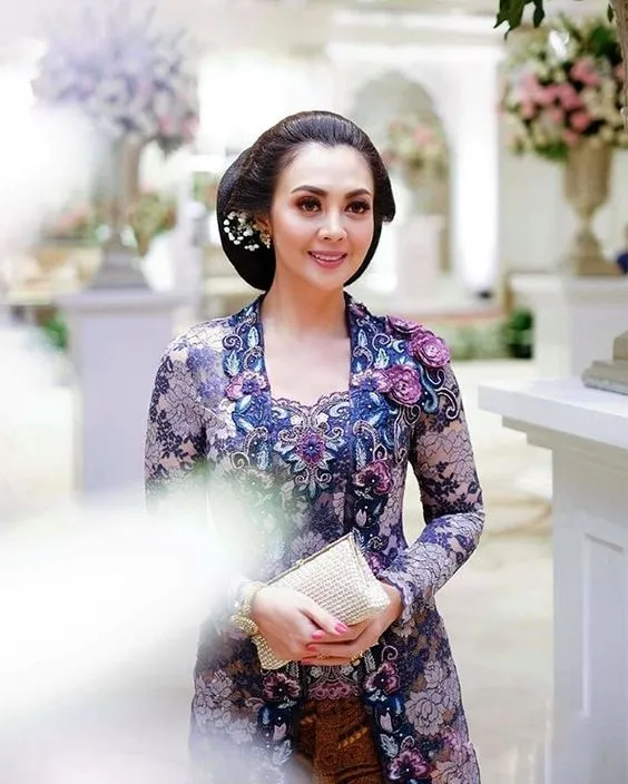 9 Model Kebaya Kutu Baru Modern Anti Pasaran 15