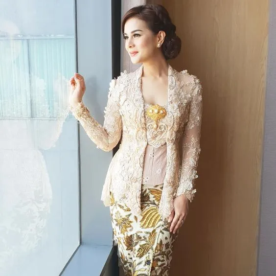 9 Model Kebaya Kutu Baru Modern Anti Pasaran 13