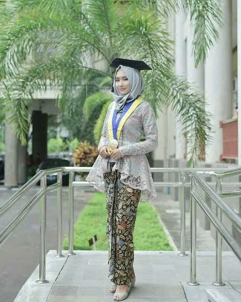 10 OOTD Kebaya Abu-Abu yang Elegan dan Modern 12