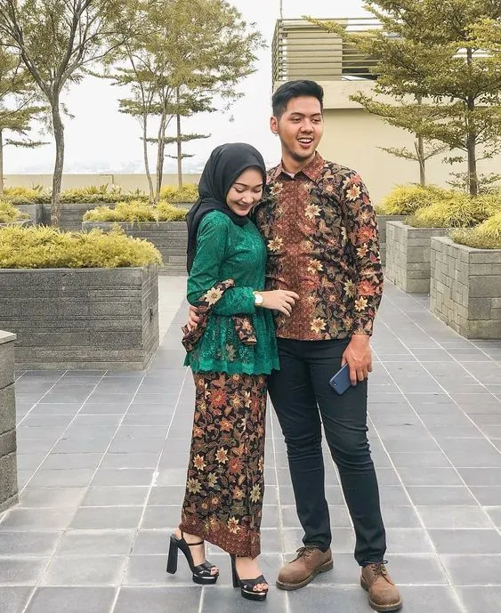9 Model Batik Couple untuk Berbagai Acara yang Keren 12