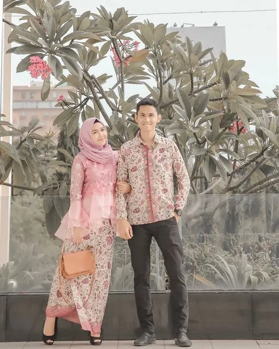 9 Model Batik Couple untuk Berbagai Acara yang Keren 17