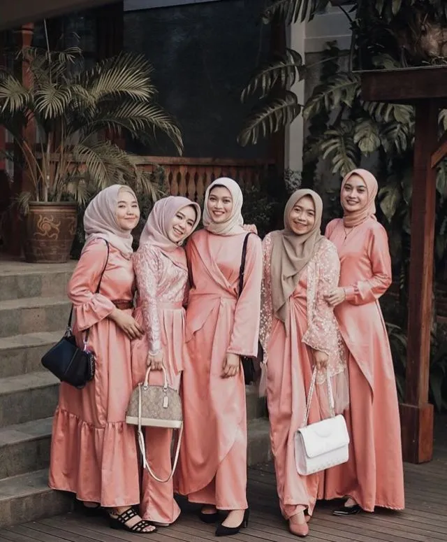 12 Model Baju Bridesmaid Satin Polos Terbaru 21