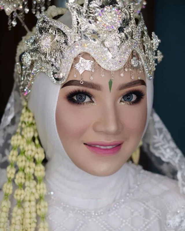 12 Ide Make-up Pengantin dengan Hijab dan Siger 19