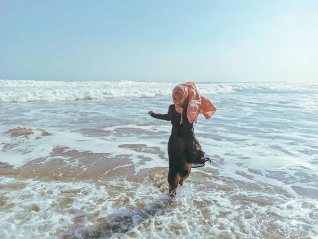 11 Gaya Foto di Pantai, Siap Upload Tanpa Edit 17