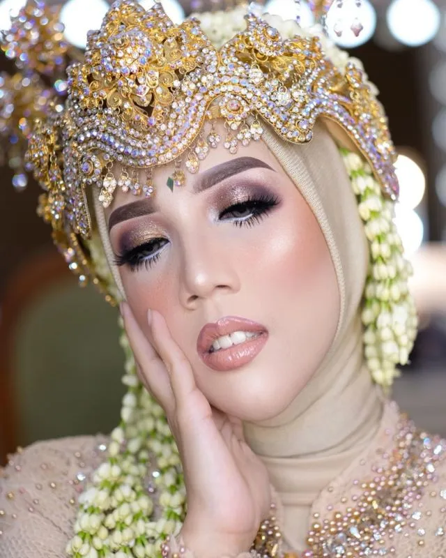 12 Ide Make-up Pengantin dengan Hijab dan Siger 21