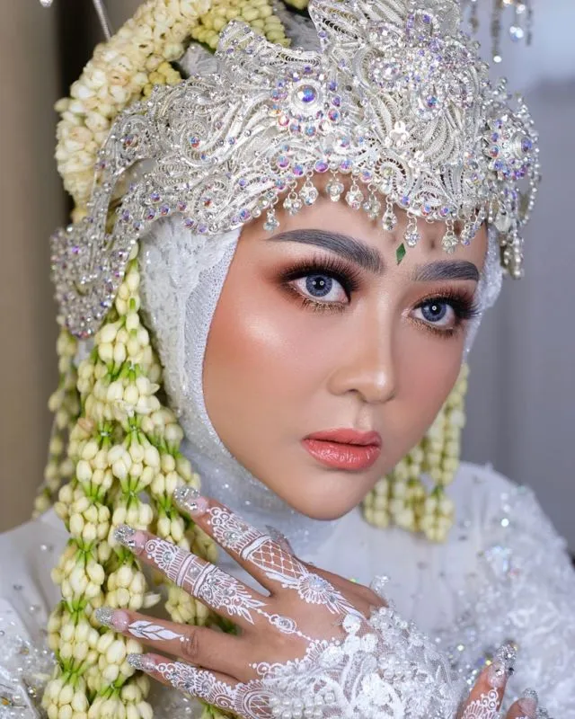 12 Ide Make-up Pengantin dengan Hijab dan Siger 17