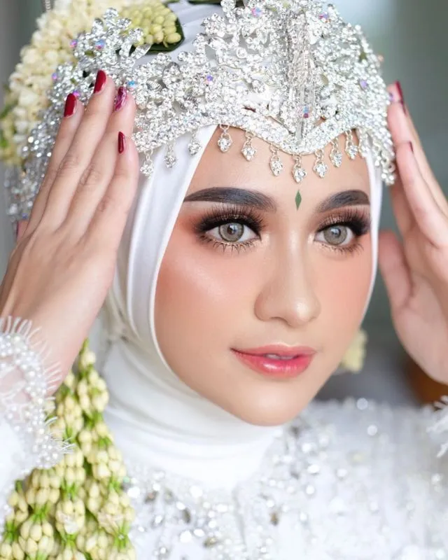 12 Ide Make-up Pengantin dengan Hijab dan Siger 23