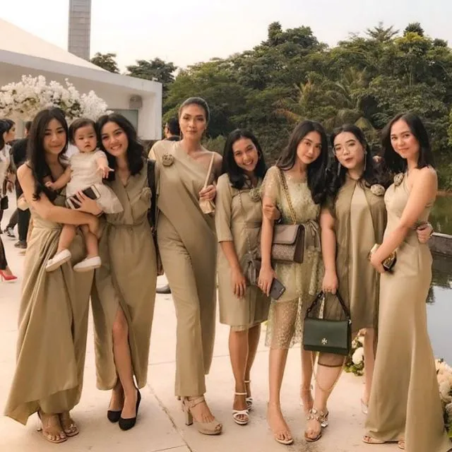 12 Model Baju Bridesmaid Satin Polos Terbaru 18