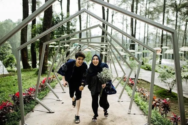 18 Ide Prewedding Casual Outdoor Unik & Keren 20