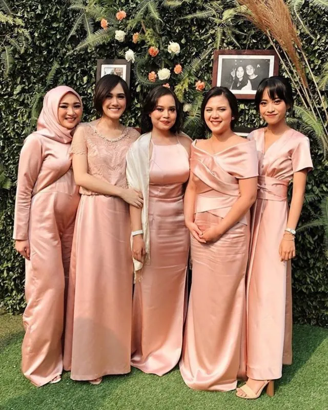 12 Model Baju Bridesmaid Satin Polos Terbaru 19
