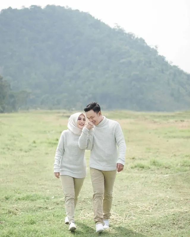 18 Ide Prewedding Casual Outdoor Unik & Keren 30
