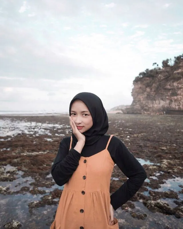 11 Gaya Foto di Pantai, Siap Upload Tanpa Edit 20