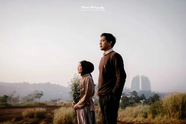 18 Ide Prewedding Casual Outdoor Unik & Keren 35