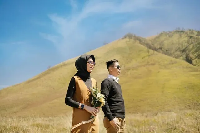 18 Ide Prewedding Casual Outdoor Unik & Keren 33