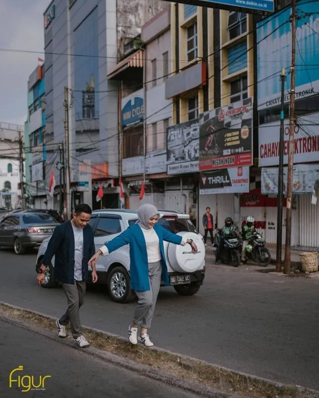 18 Ide Prewedding Casual Outdoor Unik & Keren 32