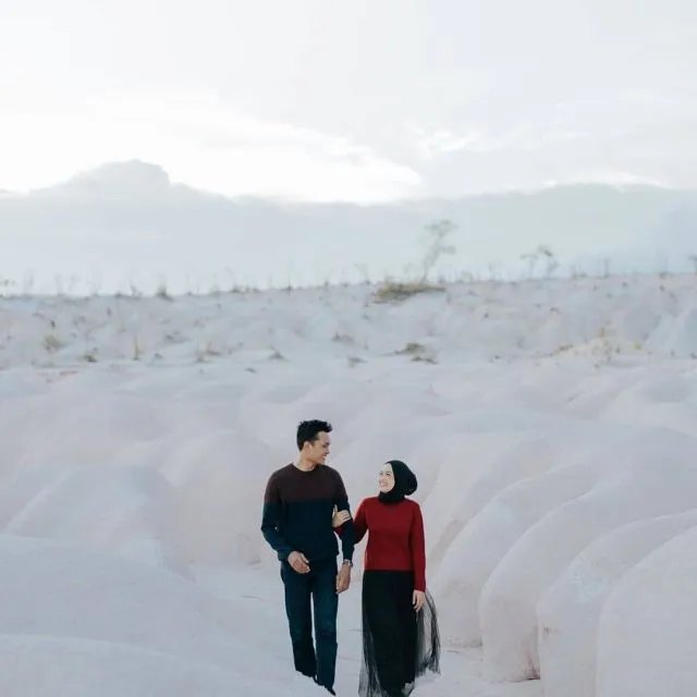 18 Ide Prewedding Casual Outdoor Unik & Keren 29