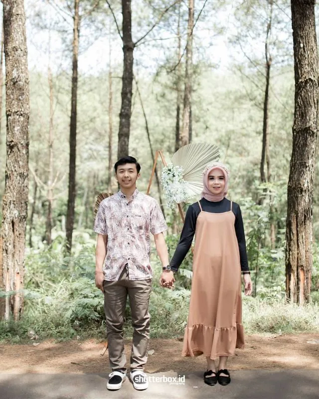 18 Ide Prewedding Casual Outdoor Unik & Keren 31