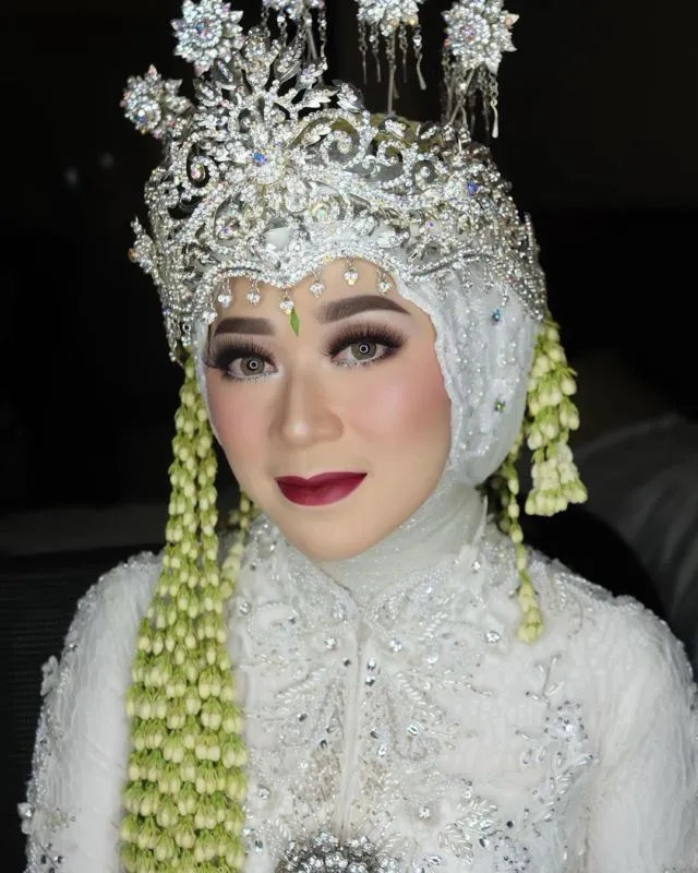 12 Ide Make-up Pengantin dengan Hijab dan Siger 20