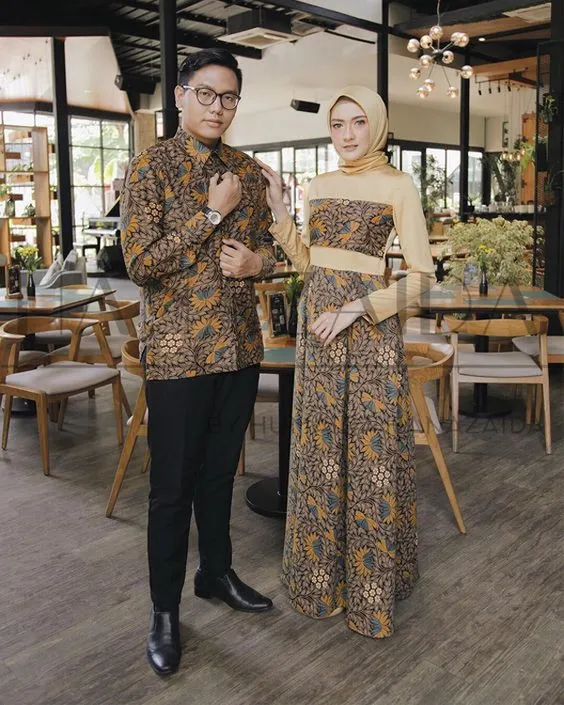 9 Model Batik Couple untuk Berbagai Acara yang Keren 15