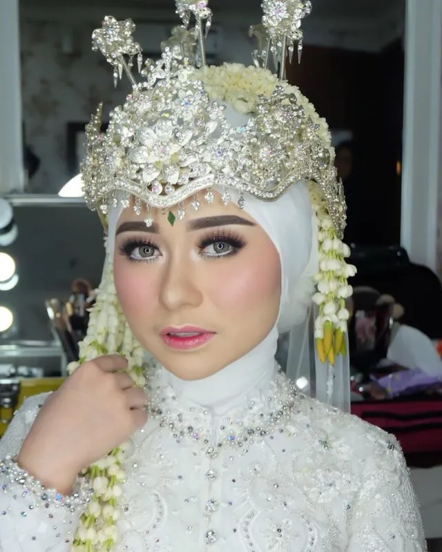 12 Ide Make-up Pengantin dengan Hijab dan Siger 24