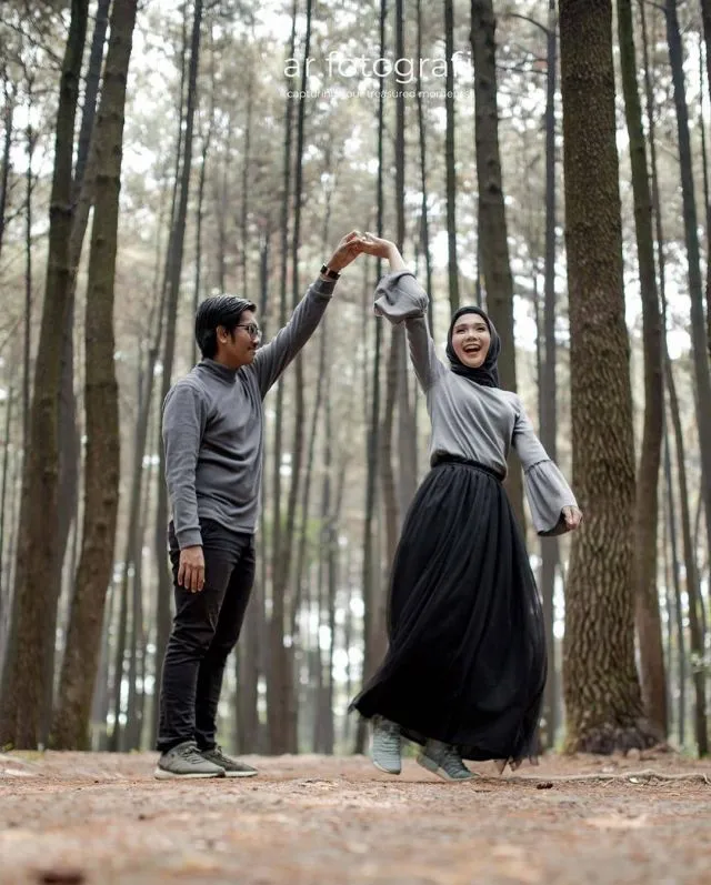 18 Ide Prewedding Casual Outdoor Unik & Keren 28