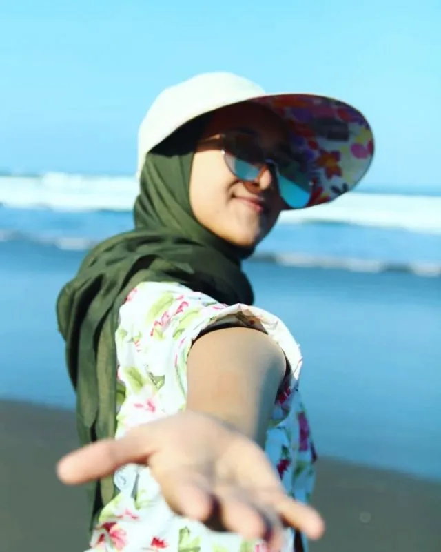 11 Gaya Foto di Pantai, Siap Upload Tanpa Edit 18