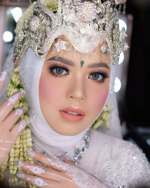 12 Ide Make-up Pengantin dengan Hijab dan Siger 22