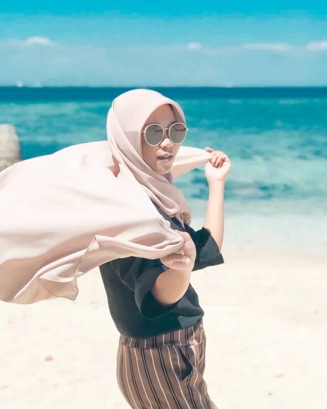 11 Gaya Foto di Pantai, Siap Upload Tanpa Edit 16
