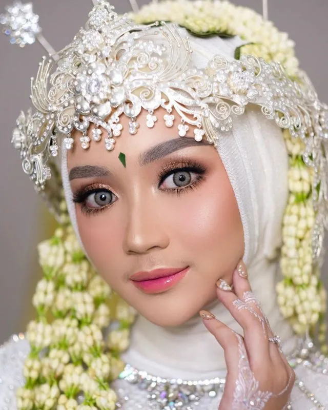 12 Ide Make-up Pengantin dengan Hijab dan Siger 13