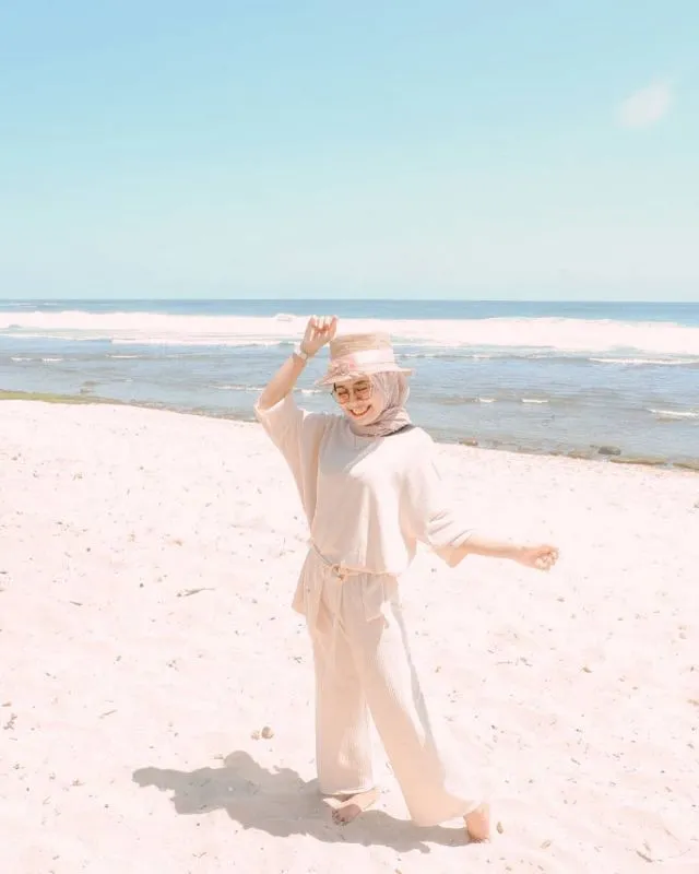 11 Gaya Foto di Pantai, Siap Upload Tanpa Edit 12