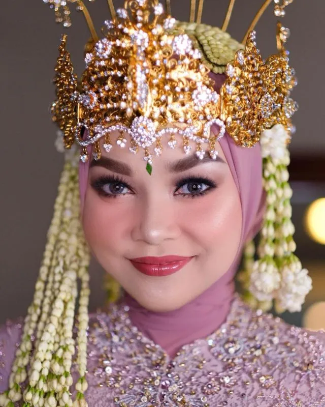 12 Ide Make-up Pengantin dengan Hijab dan Siger 14