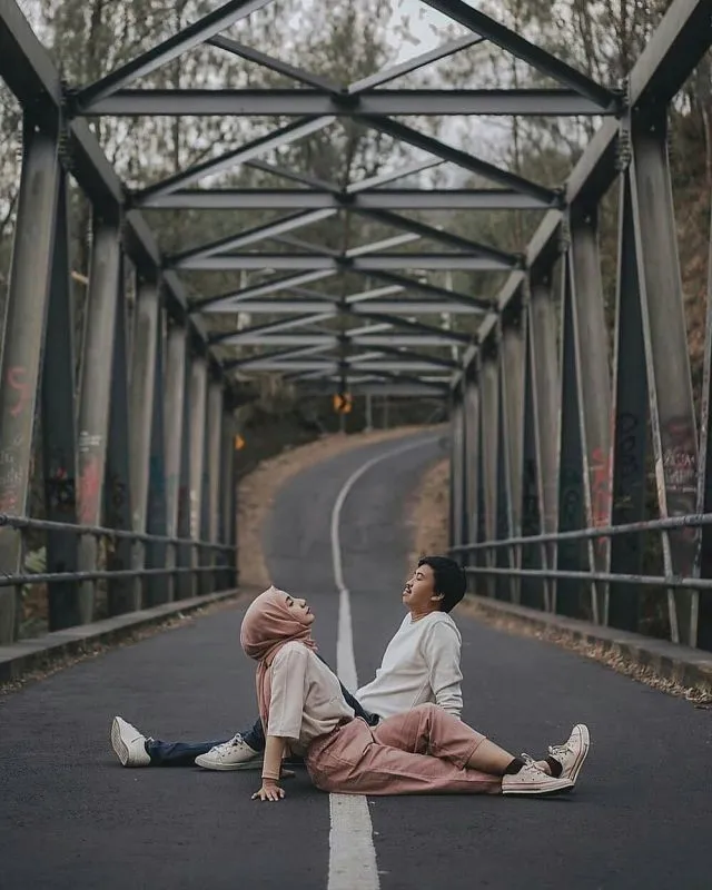 18 Ide Prewedding Casual Outdoor Unik & Keren 26