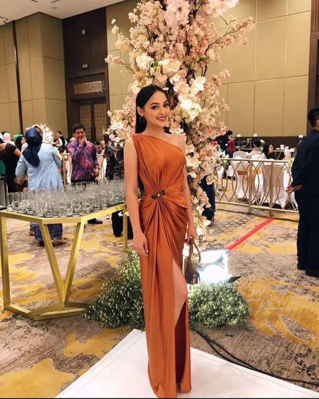 12 Model Baju Bridesmaid Satin Polos Terbaru 13