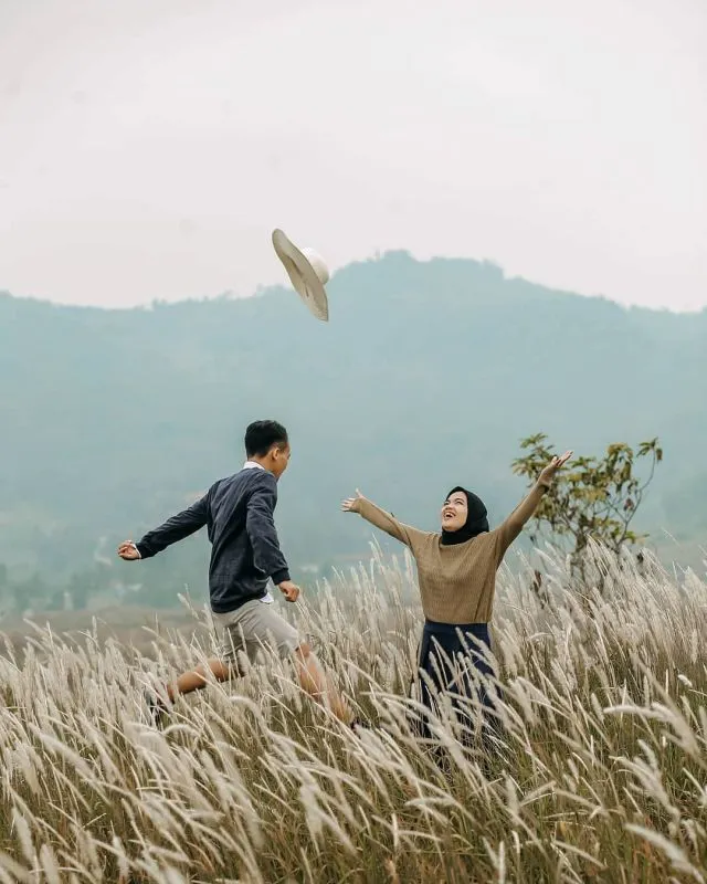 18 Ide Prewedding Casual Outdoor Unik & Keren 27