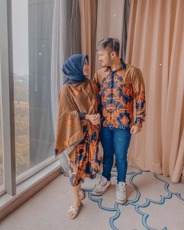 9 Model Batik Couple untuk Berbagai Acara yang Keren 18