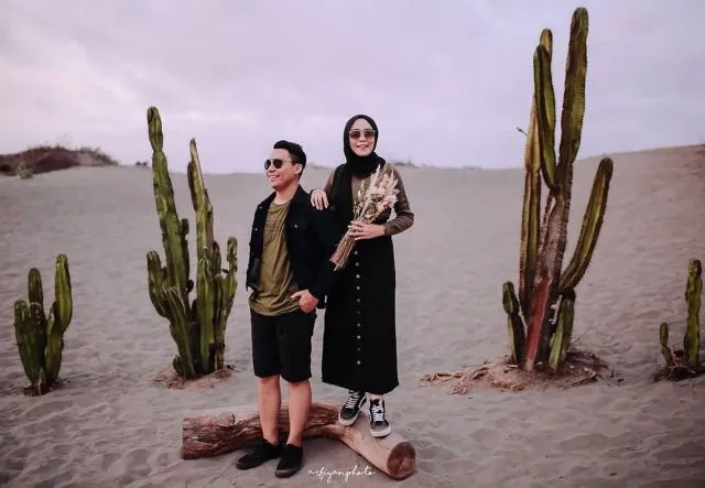 18 Ide Prewedding Casual Outdoor Unik & Keren 24