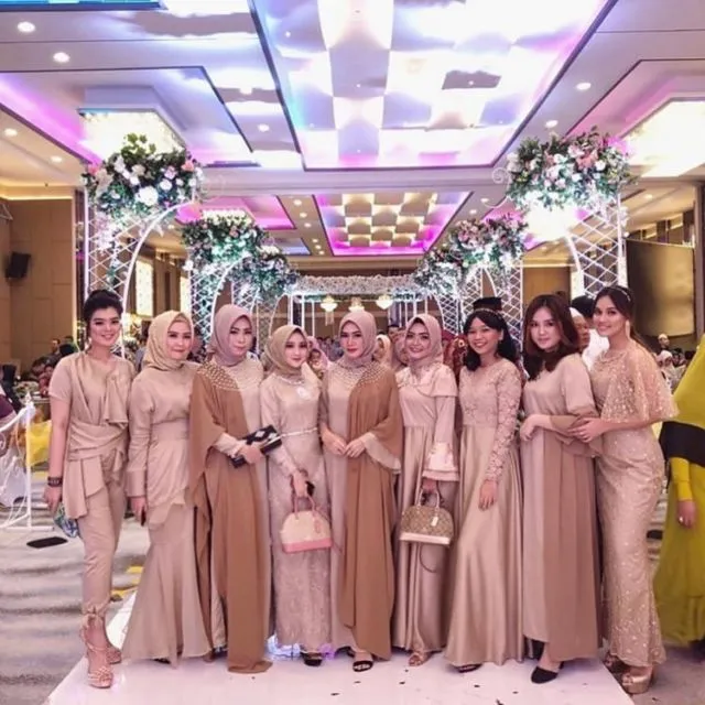 12 Model Baju Bridesmaid Satin Polos Terbaru 15