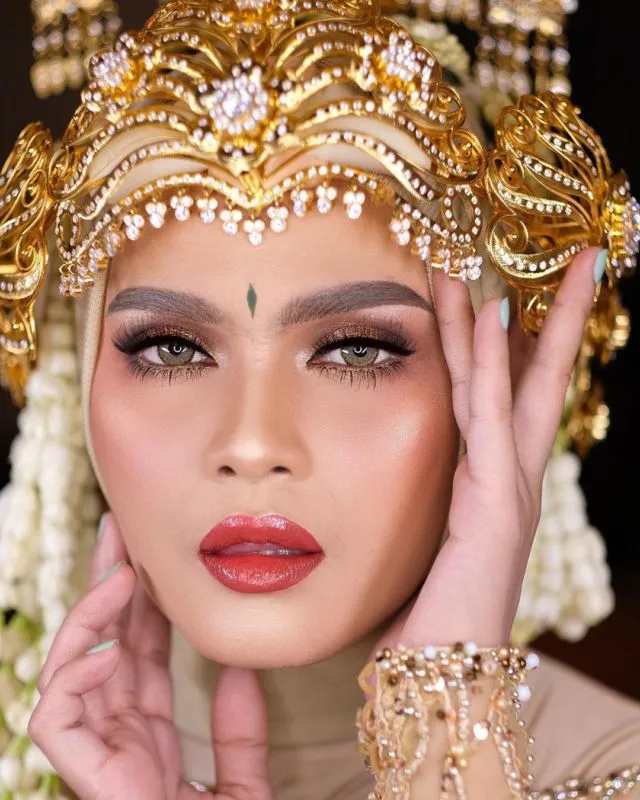 12 Ide Make-up Pengantin dengan Hijab dan Siger 16