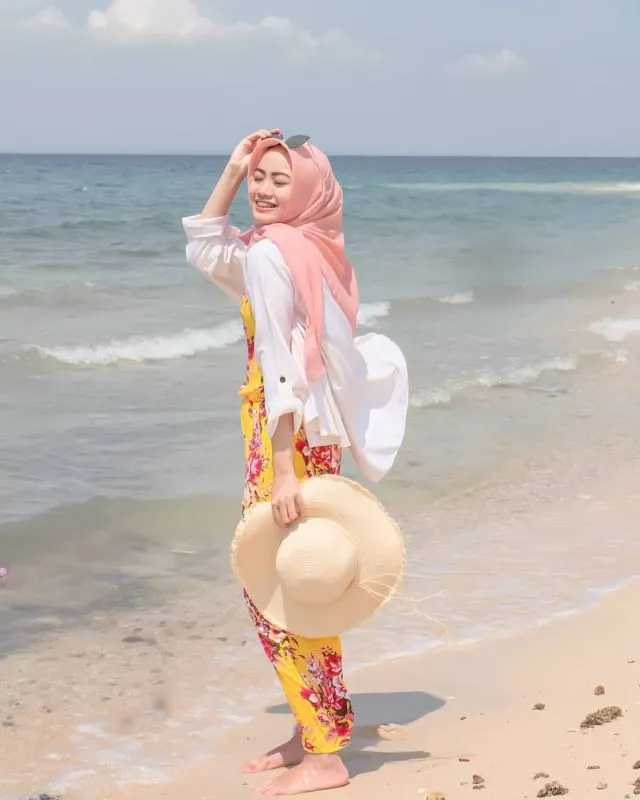 11 Gaya Foto di Pantai, Siap Upload Tanpa Edit 14