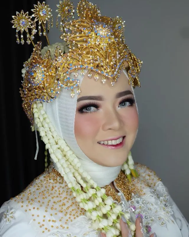 12 Ide Make-up Pengantin dengan Hijab dan Siger 18