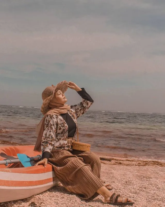 11 Gaya Foto di Pantai, Siap Upload Tanpa Edit 22
