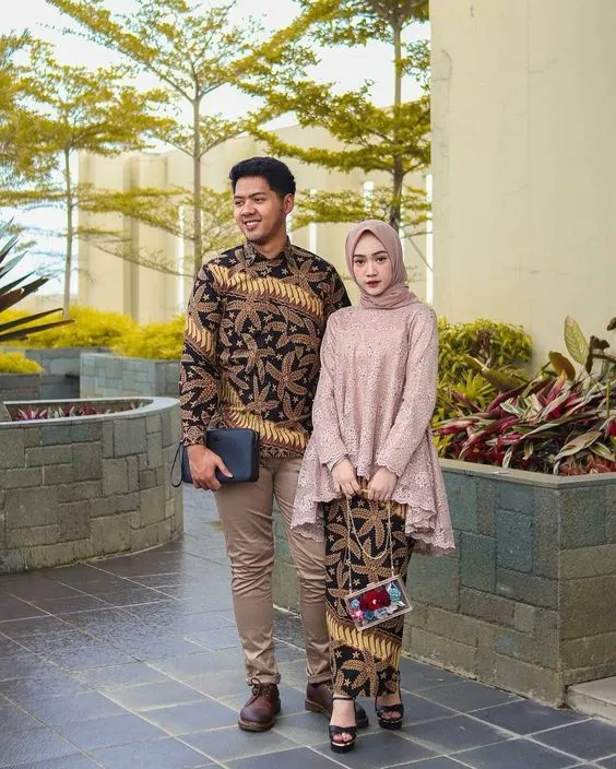 9 Model Batik Couple untuk Berbagai Acara yang Keren 11